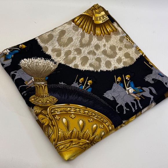 Vintage Hermes "Casques et Plumets" Silk Scarf Carre 90, by Julie Abadie in 1989 - Picture 3 of 8